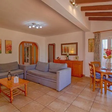 Sleeps 11 With Pool Air Con And Wifi كاليبي