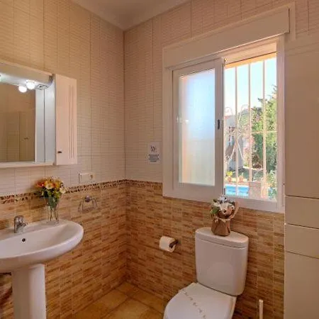 Sleeps 11 With Pool Air Con And Wifi * كاليبي
