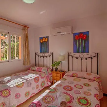 Sleeps 11 With Pool Air Con And Wifi فيلة *