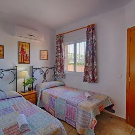 Sleeps 11 With Pool Air Con And Wifi كاليبي