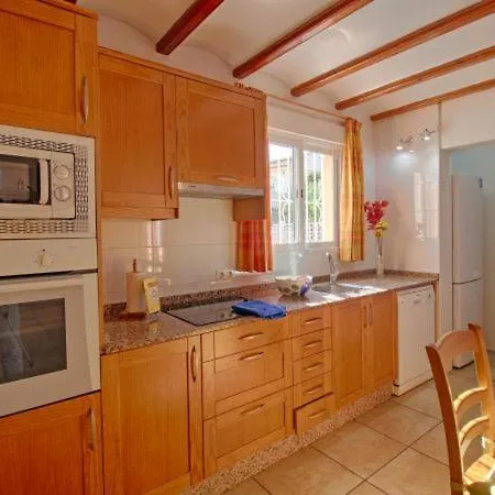 فيلة Sleeps 11 With Pool Air Con And Wifi كاليبي