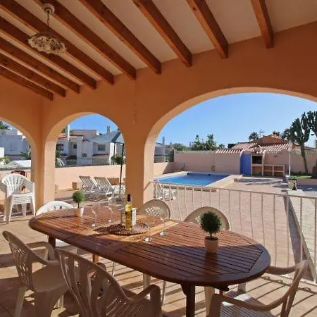فيلة Sleeps 11 With Pool Air Con And Wifi كاليبي